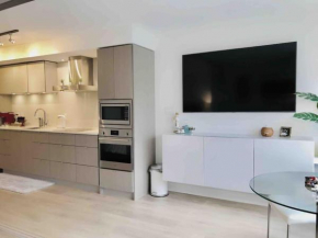 Stylish Home with Free Parking, 90 Day minimum